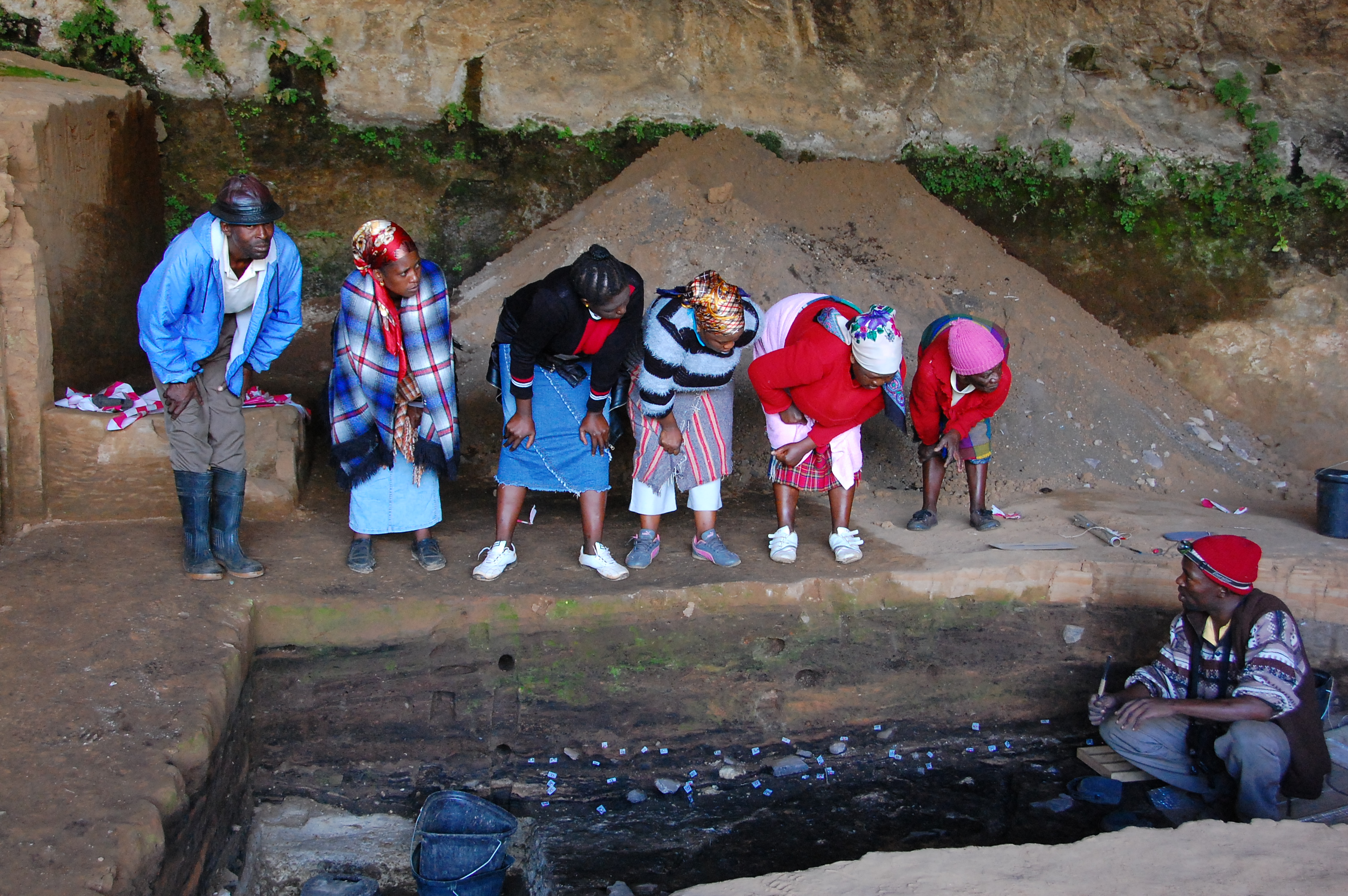 Ntate Rethabile Mokhachane discusses archaeology with visitors to Lehaha la Ntloana Tsoana